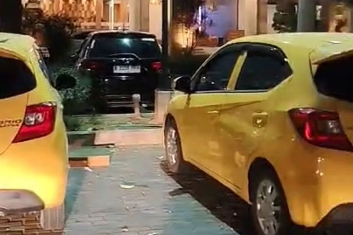 pelat nomor, honda brio, pemalsuan pelat nomor, Pelat Nomor Kembar, Anggota DPRD Rembang Maryono, Dua Honda Brio Kembar Siam di Hotel Rembang, Warna Bodi dan Pelat Nomor Sama Persis