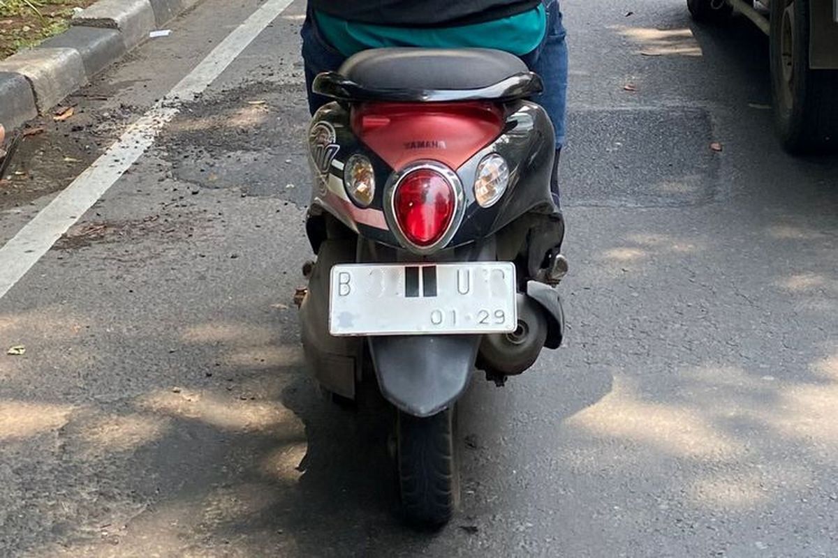 pelat nomor, lakban, tutup pelat nomor, pelat nomor ditutup, denda tilang Rp 500 Ribu, Cuma Gegara Lakban, Pengendara Motor Bisa Dijatuhi Denda Tilang Setengah Juta