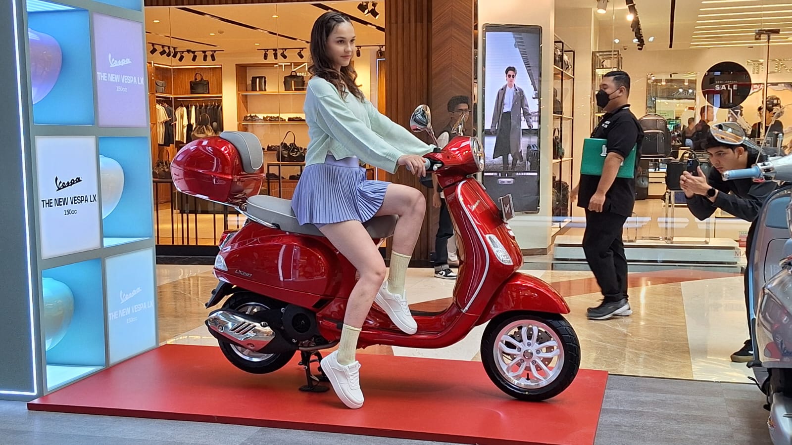 vespa, Vespa LX 150, vespa matic, Vespa LX 125, Harganya Paling Murah, Ini 3 Perbedaaan Vespa LX 125 dengan Vespa LX 150