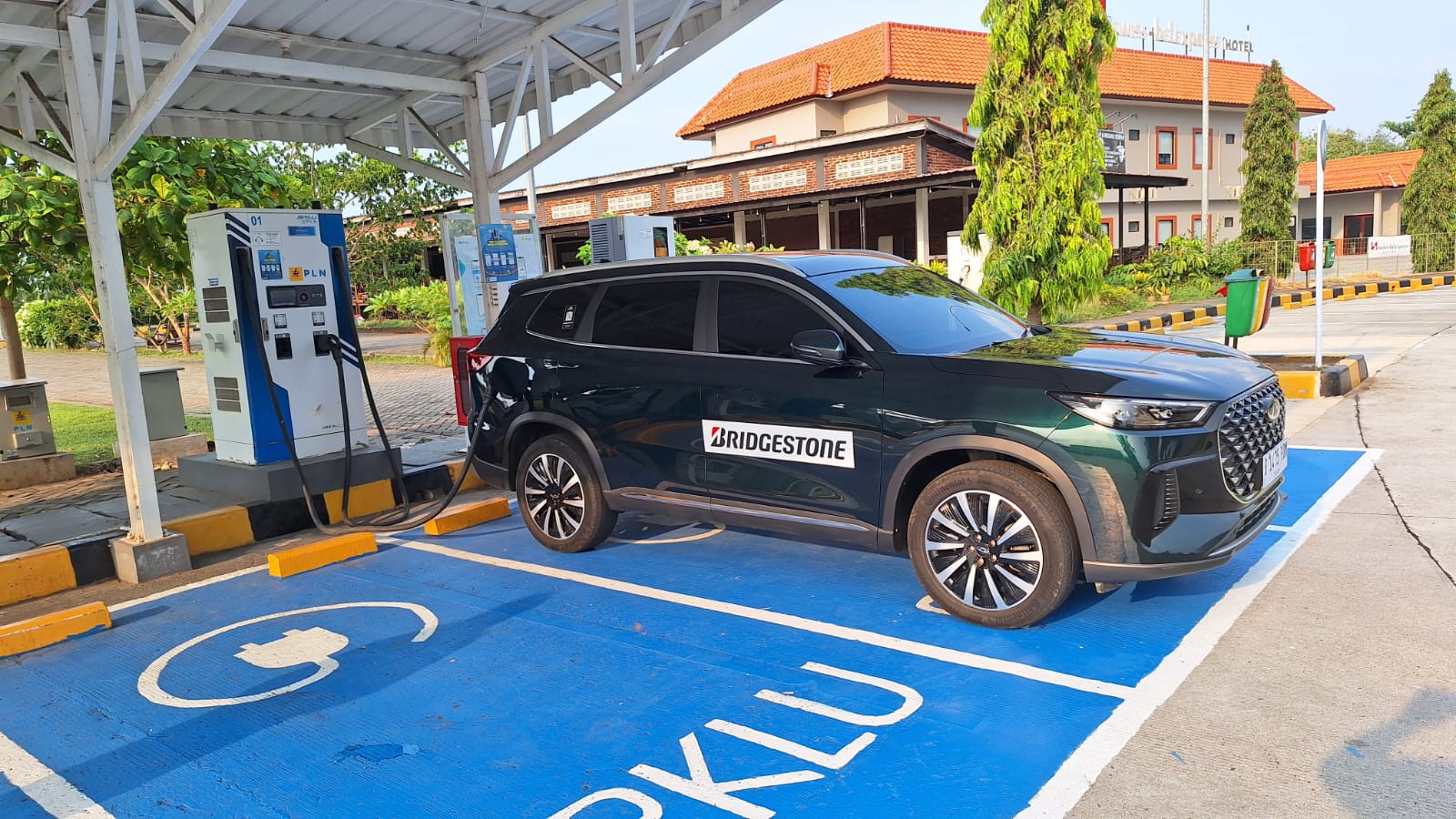 charge baterai, chery, SPKLU, Tiggo 8 CSH, GridOto Hybrid Challenge, Cocok Buat Road Trip, Begini Mudahnya Charge Chery Tiggo 8 CSH di Rest Area