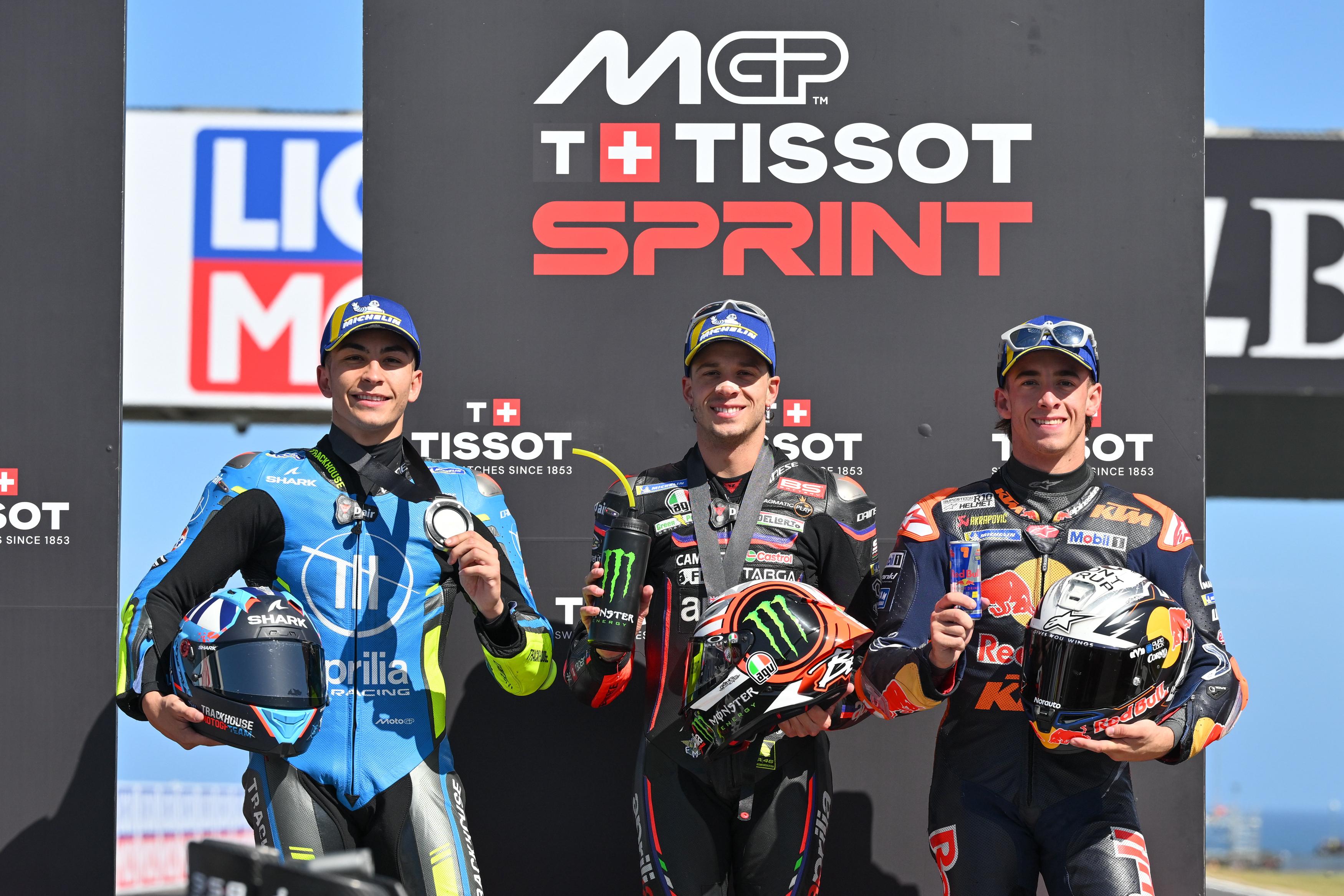 MotoGP Australia, aprilia racing, sprint race, Marco Bezzecchi, hasil sprint race, Bezzecchi Juara di Sprint Race MotoGP 2025 Australia, Ditabrak Burung Camar Enggak Ngaruh