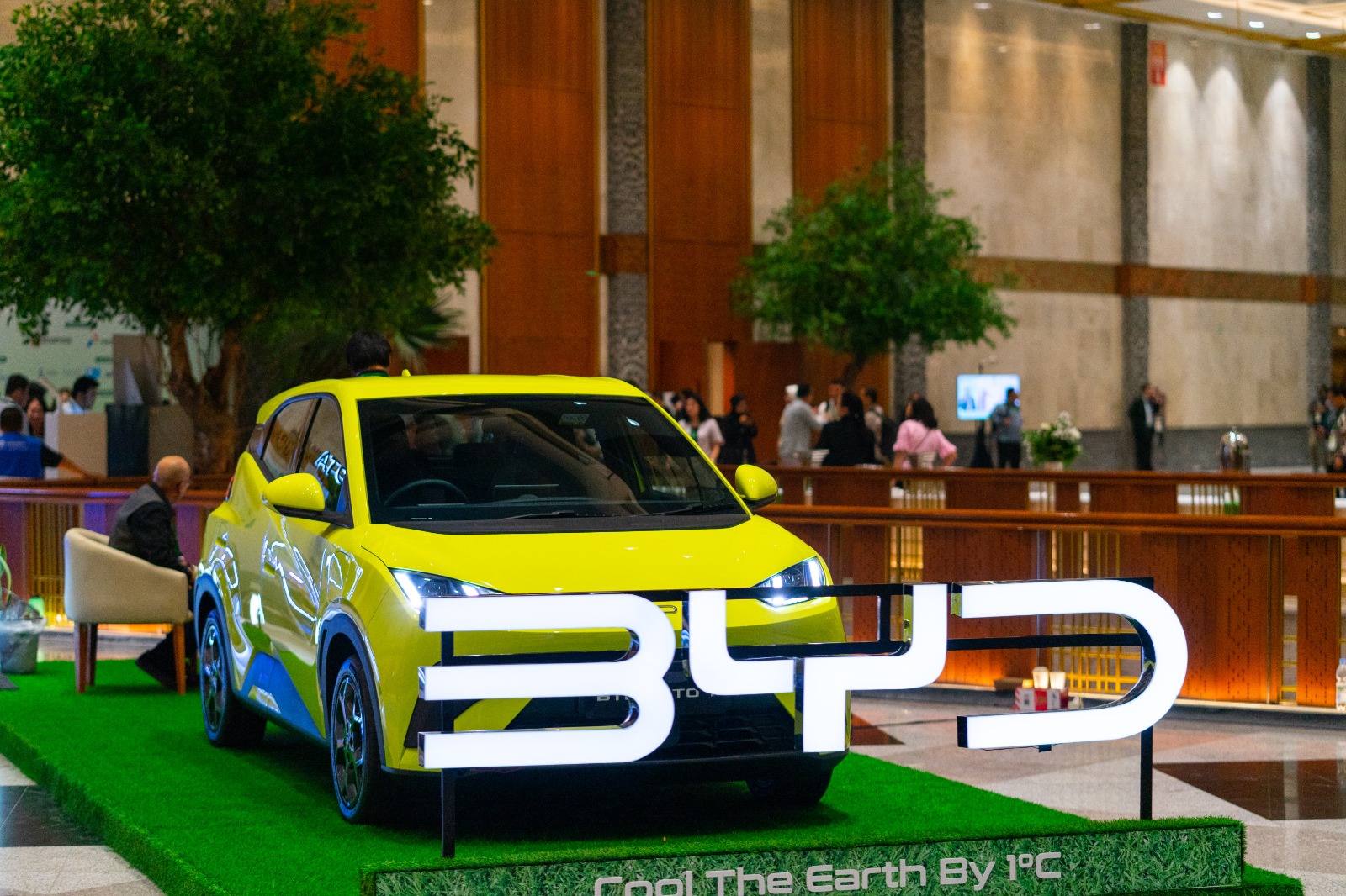 Denza D9, mobil listrik BYD, BYD Motor Indonesia, BYD Sealion 7, Indonesia Infrastructure and Sustainability Forum 2025, IISF 2025, BYD Fasilitasi 15 Unit Mobil Listrik di IISF 2025, Denza D9, BYD Sealion 7 dan BYD Seal Diterjunkan