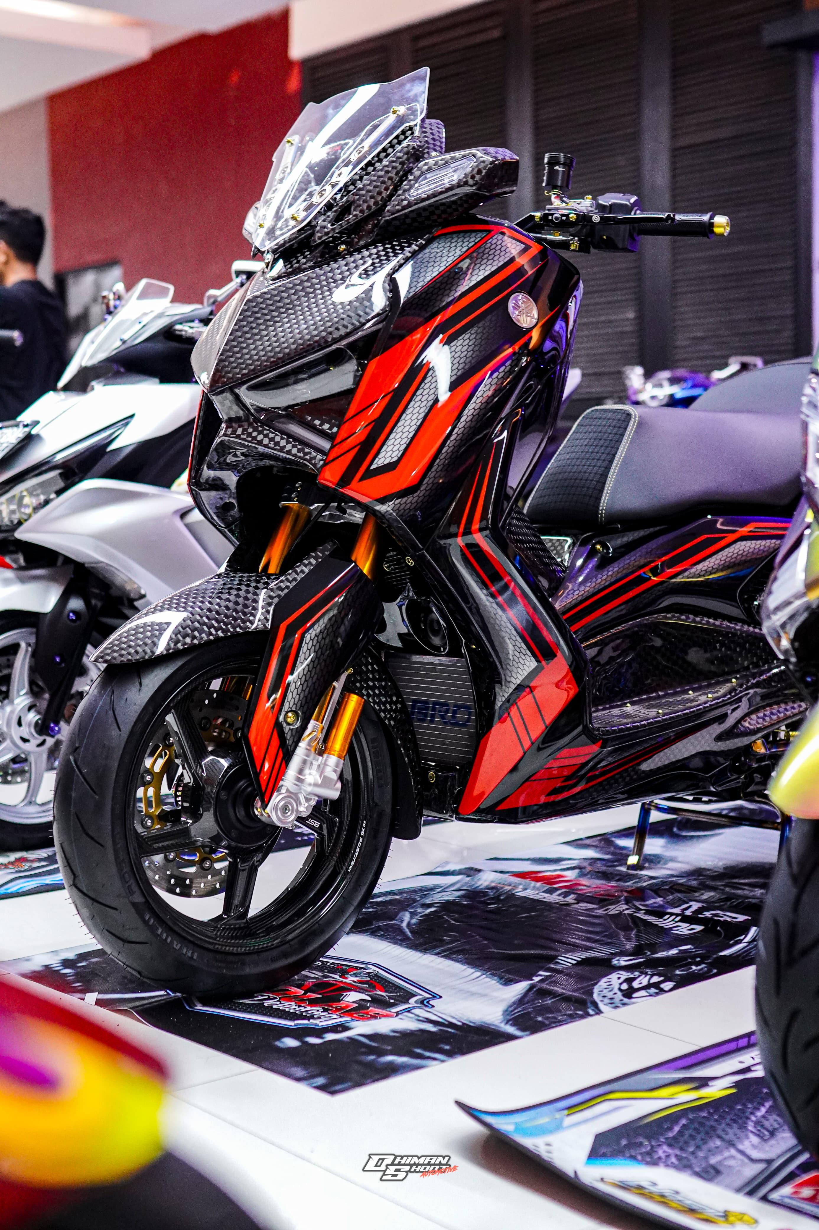 yamaha xmax, NMAX Turbo, CustoMAXI 2025 Balikpapan, XMAX Black Mamba, Pelek Motor Rp 38 Juta, Yamaha XMAX Ini Bikin Juri CustoMAXI 2025 Balikpapan Takjub, Harga Pelek Setara NMAX Turbo