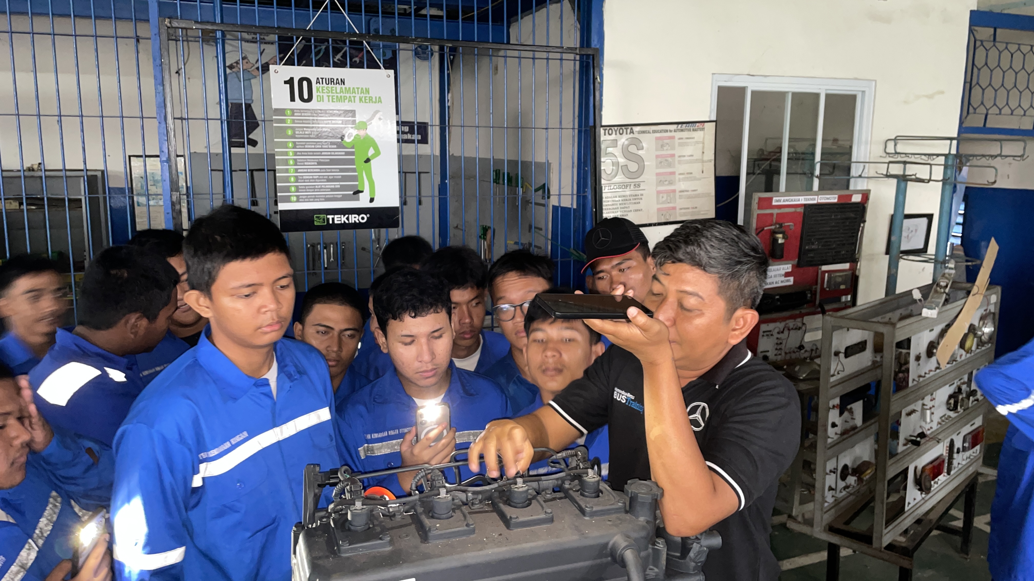 Diajak ke Pabrik, Mercedes-Benz Hibahkan Mesin Bus OF 917 ke Anak SMK