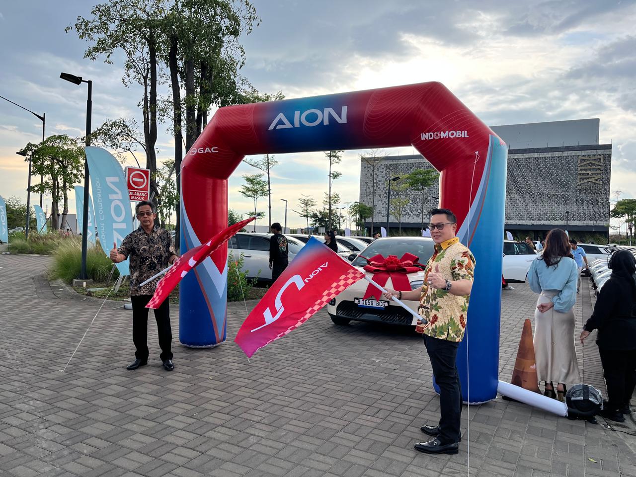 Konsumen Full Senyum Janji Pabrikan Ditepati, 250 Unit AION UT Diserahkan ke Konsumen