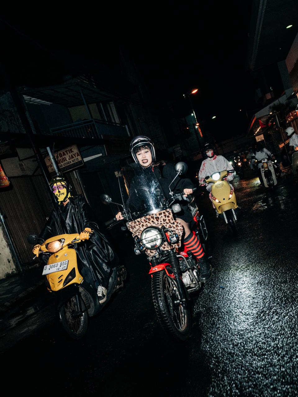 Bandung Mendadak Merinding, Hantu Turun ke Jalan, IPONE Malah Kasih Apresiasi