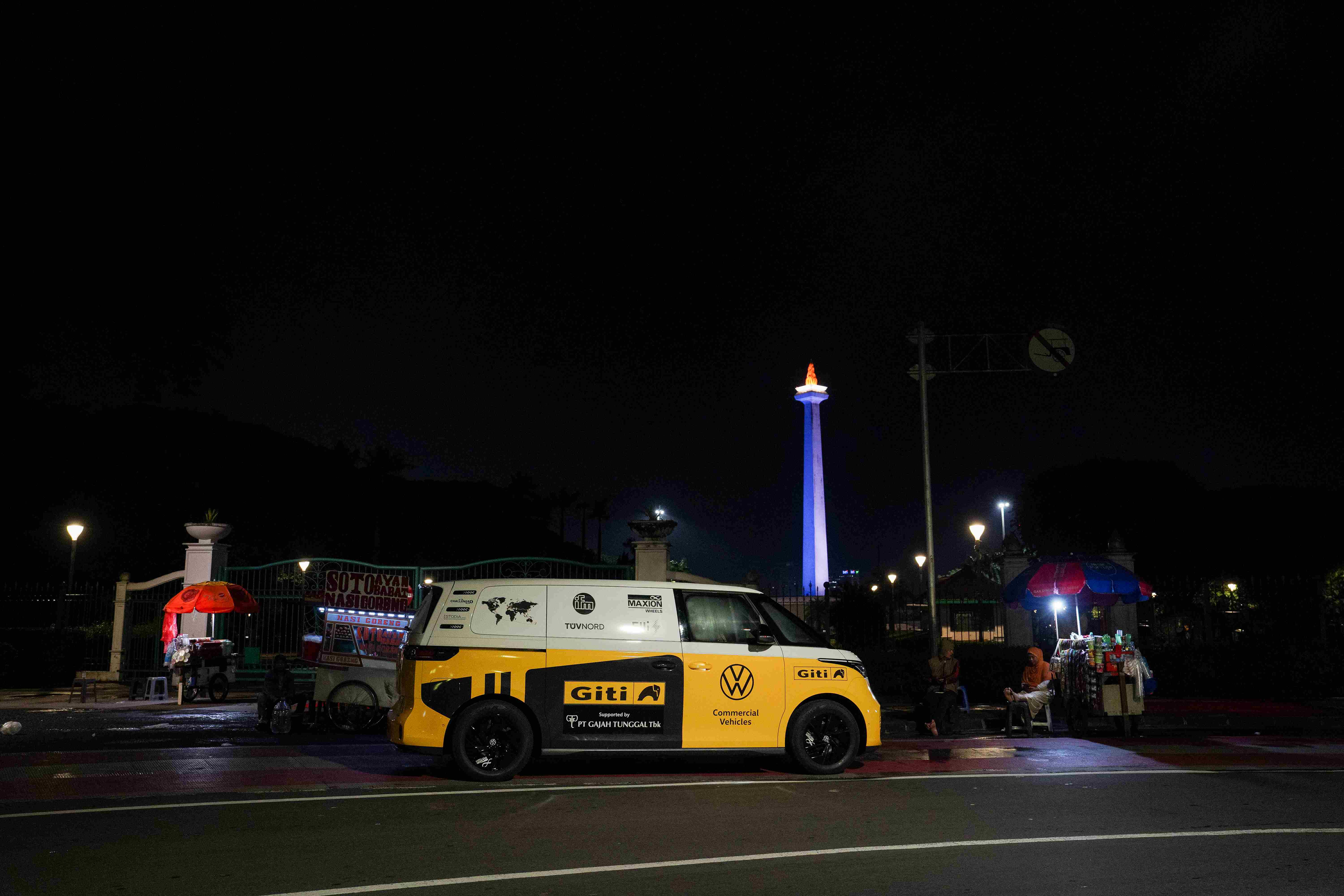 Rainer Zietlow Bawa Volkswagen ID. BUZZ Blusukan Jakarta, Jajan Es Cendol Sampai Potong Rambut