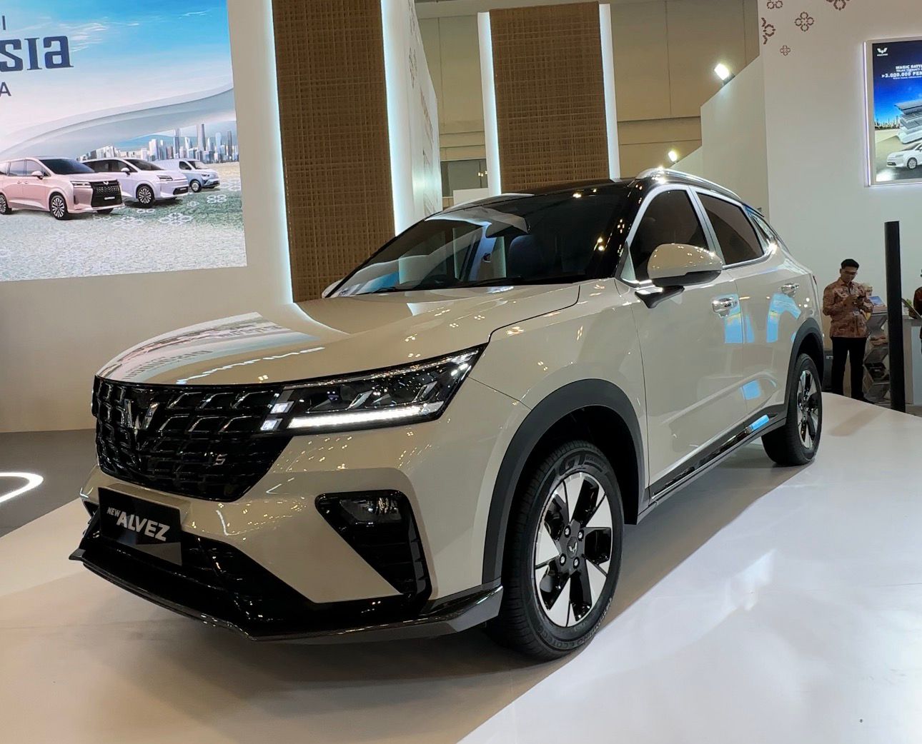 Jadi Backbone SUV, Wuling Pantau Respons Penjualan Almaz dan Alvez di GJAW 2025