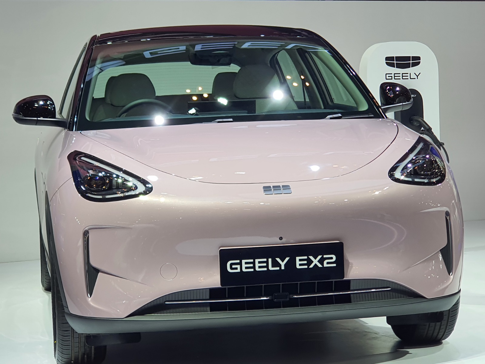 Geely EX2 Langsung Digeber Promo di GJAW 2025, Ada Cashback dan Gratis Lainnya