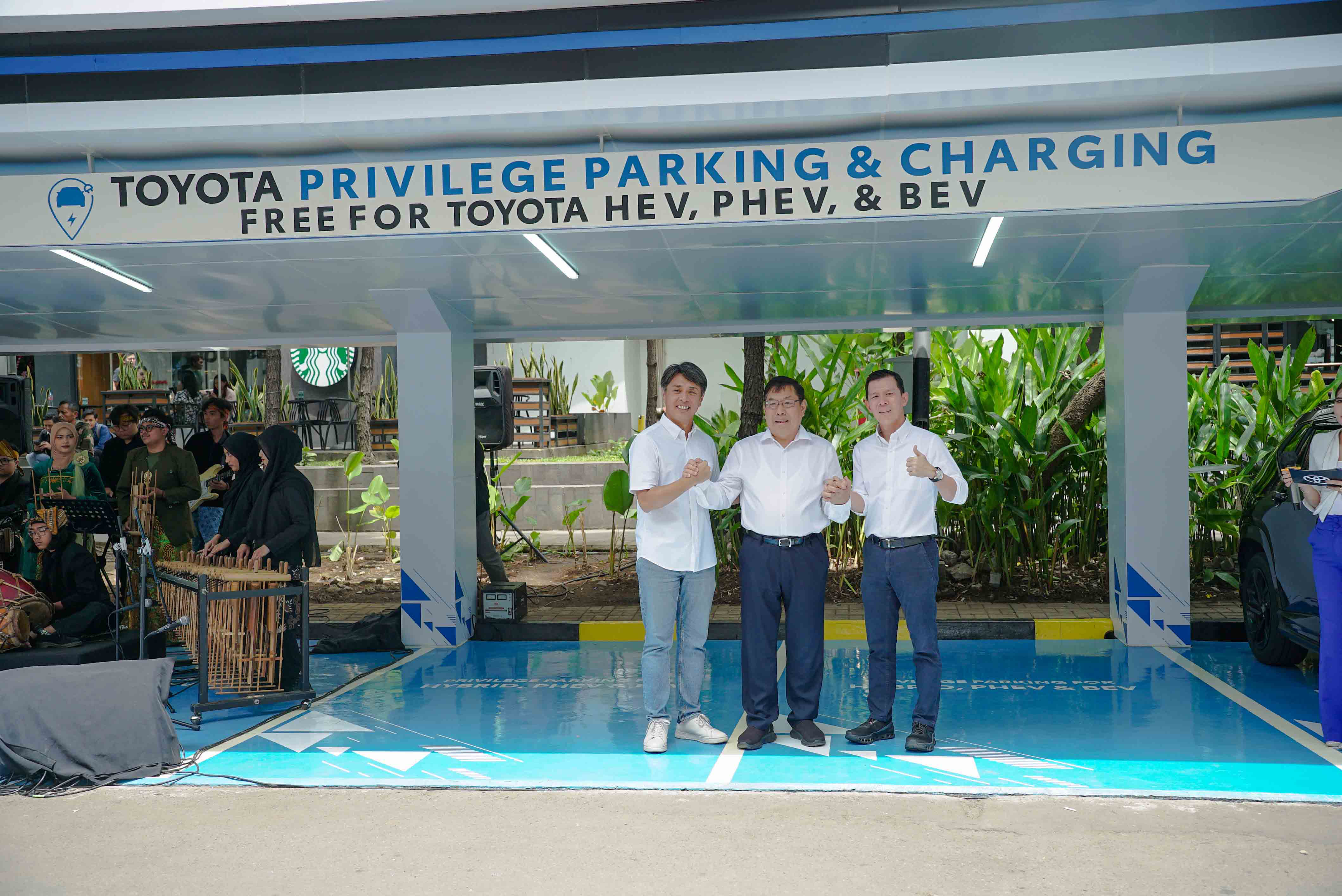 Toyota Resmikan Privilege Parking dan Charging Pertama di Bandung