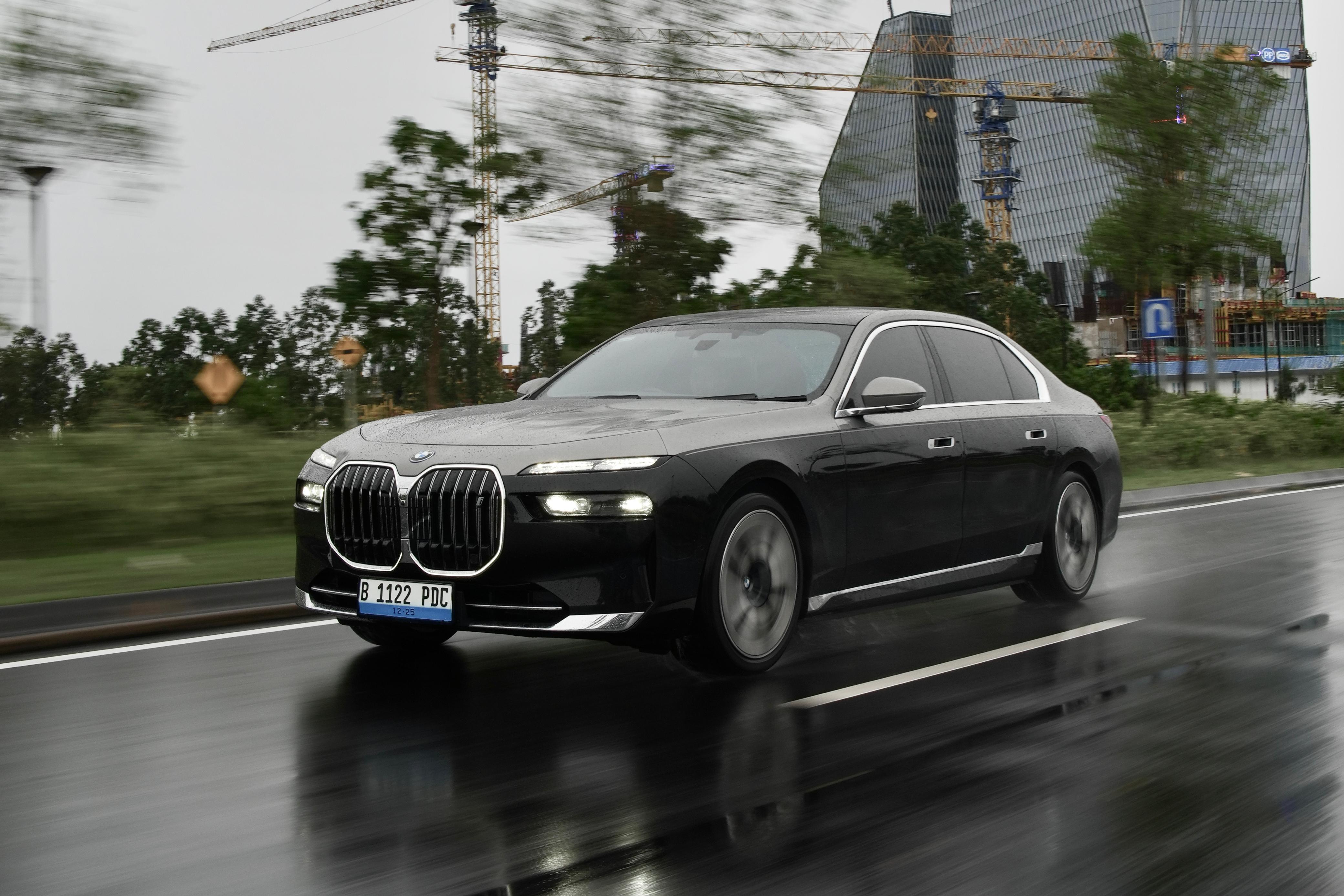 Canggih, Door Trim BMW i7 Ada Layar Kecil Bisa Atur Banyak Fitur