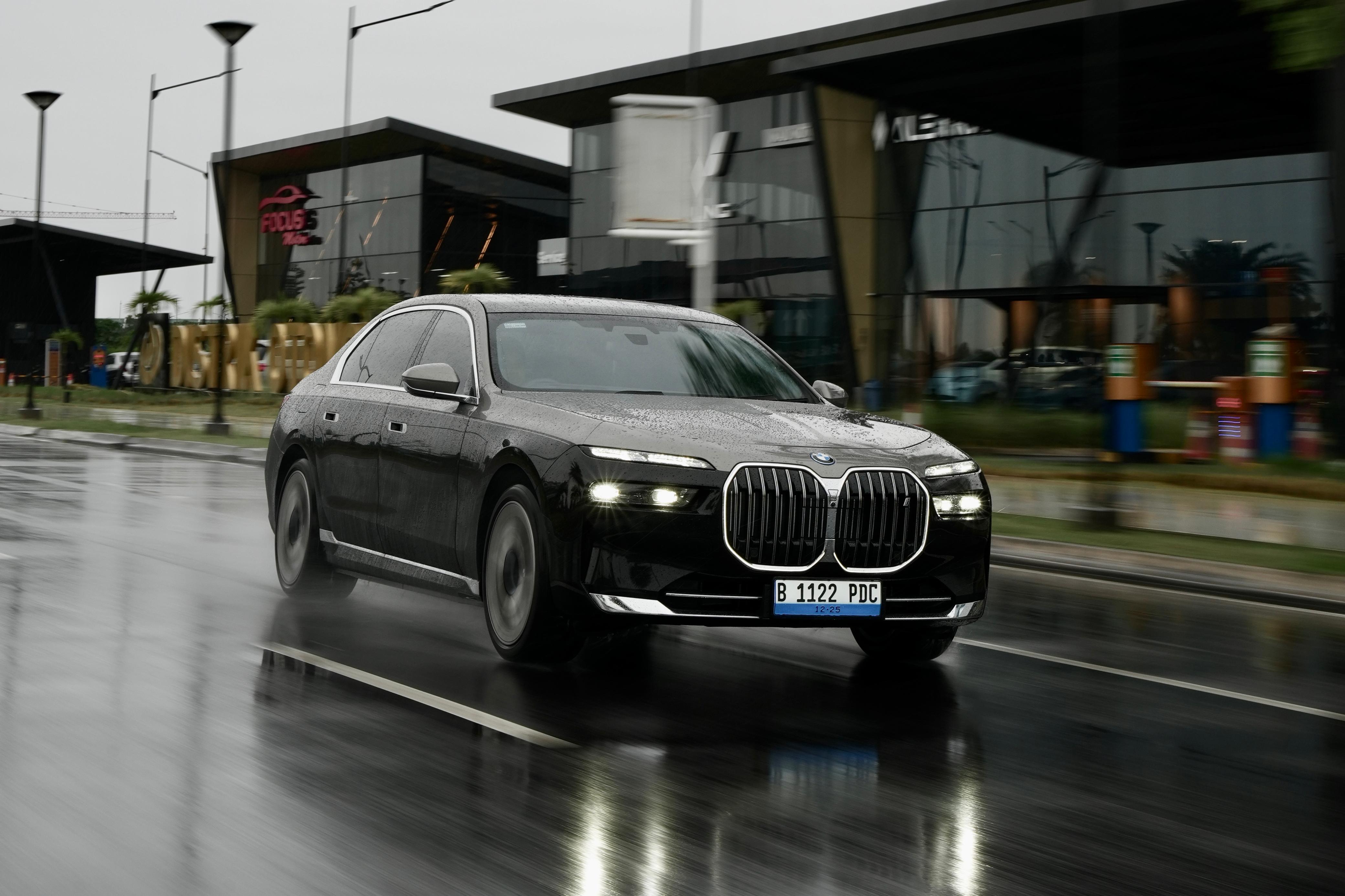 Sedan Mewah Tenaga Listrik, Ini Rasa Berkendara BMW i7 xDrive60