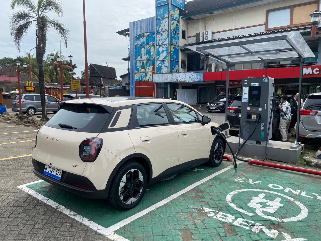 Enaknya Ngecas AION UT, Sambil Sarapan Baterai Bisa Penuh Lagi