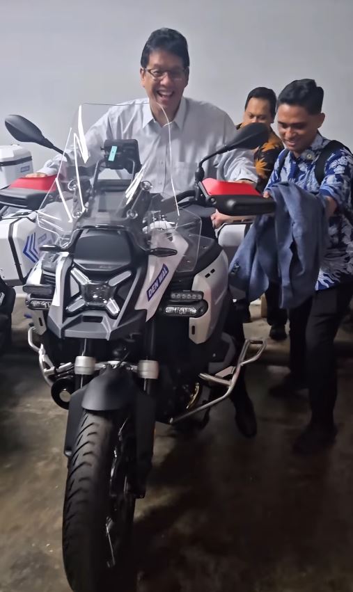 Iseng Jajal Motor Patwal, Menkeu Purbaya Kejambak Tenaga Moge Seharga Rp 1 Miliar Lebih Ini