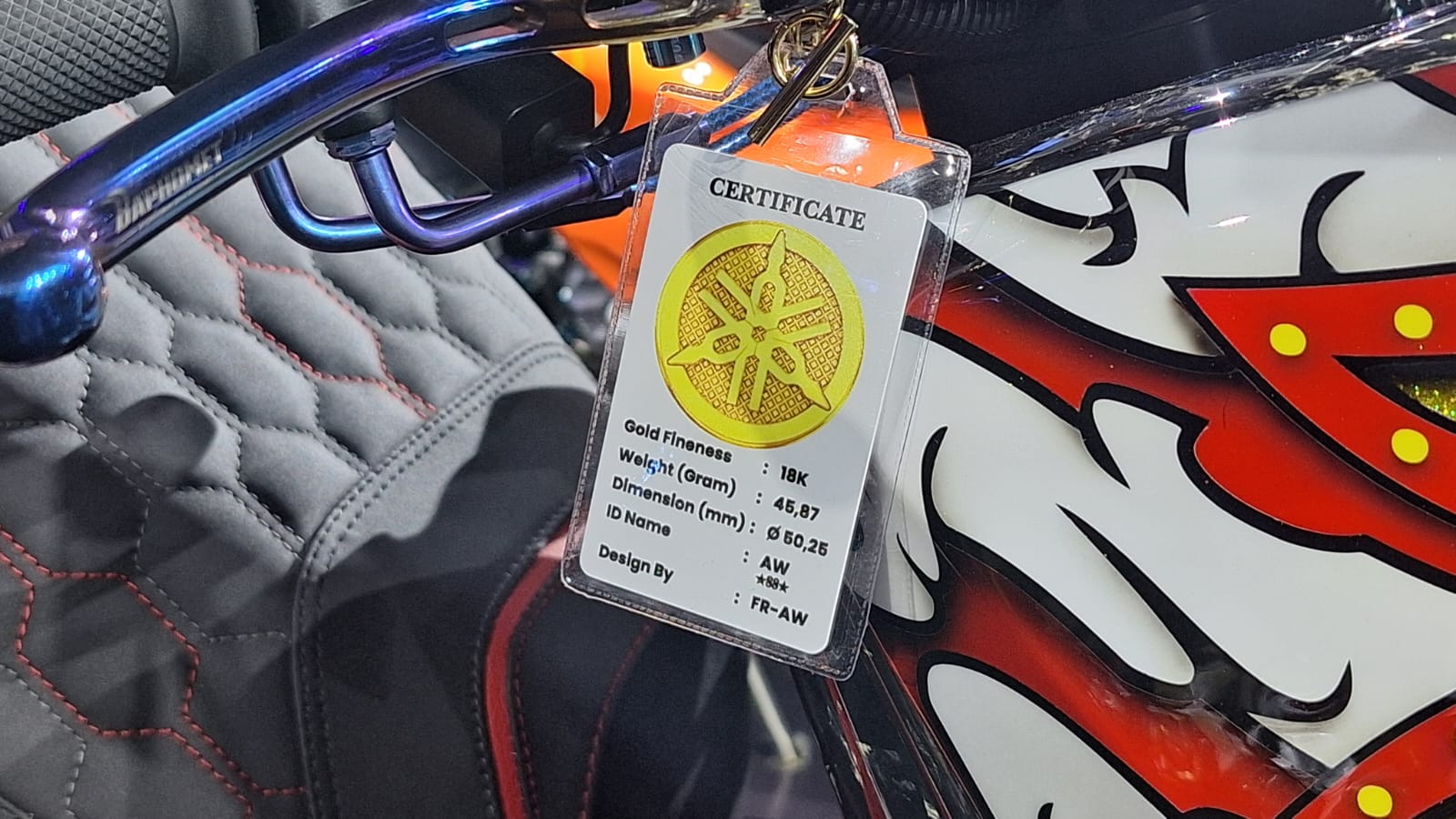 Enggak Cuma di XMAX, Emblem Emas Lagi Hype Dipasang di Motor Lawas Ini