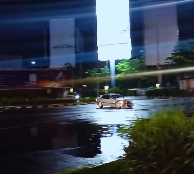 Mainan Orang Berduit, Dua BMW Seri 3 Pamer Drifting di Simpang PIM Kebayoran Lama