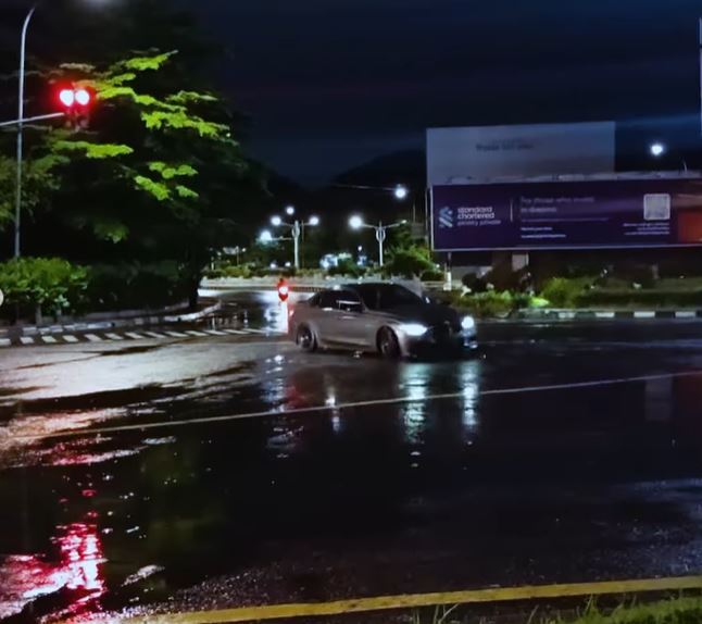 Mainan Orang Berduit, Dua BMW Seri 3 Pamer Drifting di Simpang PIM Kebayoran Lama