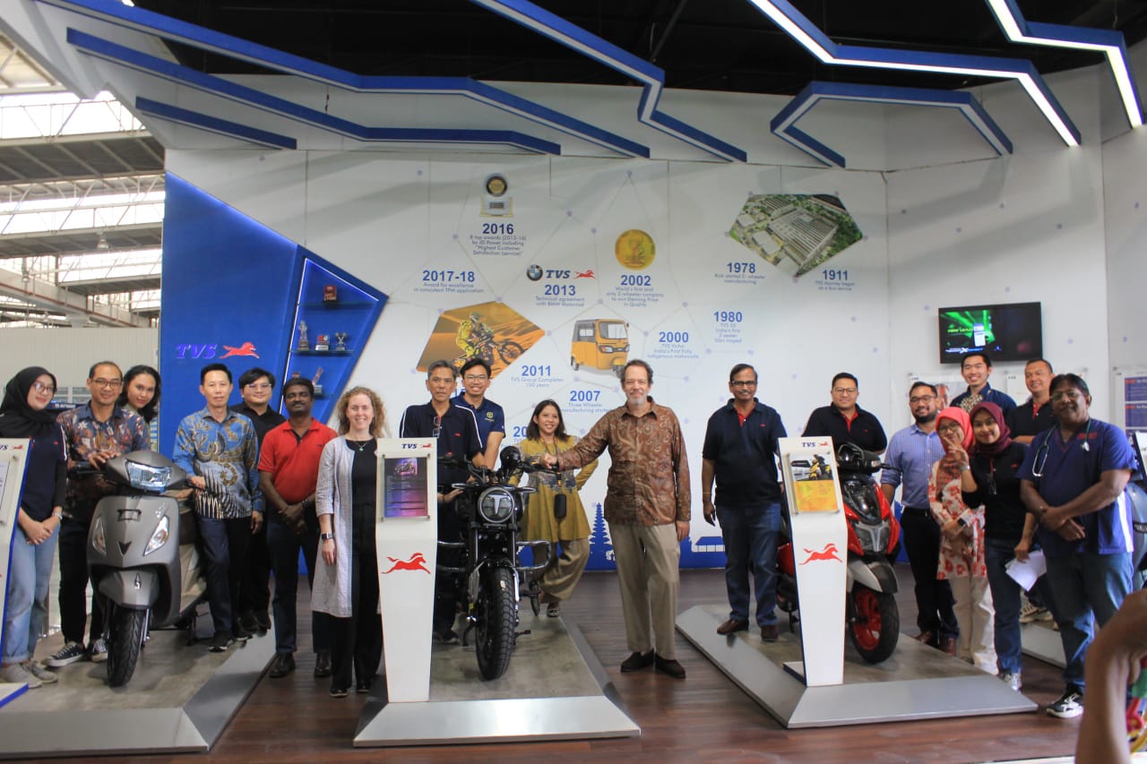 Dukung Mobilitas Hijau, Duta Besar Swedia Kunjungi Fasilitas Produksi TVS