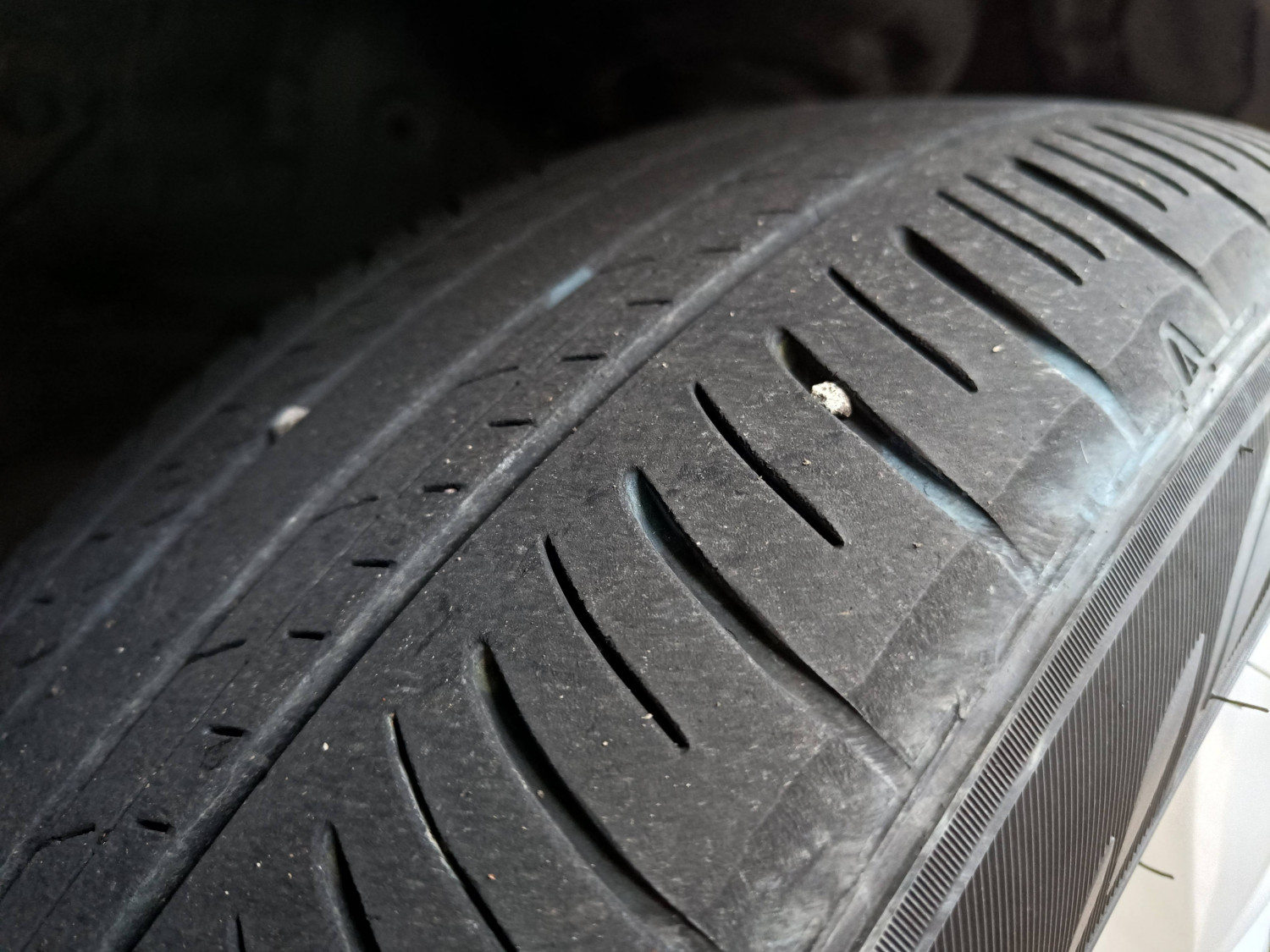 Mesti tahu Nih, Ternyata Ini Akibat Biarkan Paku Ada di Ban Mobil