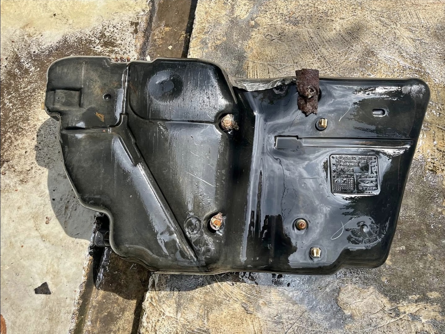 Perlukah Tangki Bensin Mobil Dikuras? Ini Manfaatnya bagi Mobil