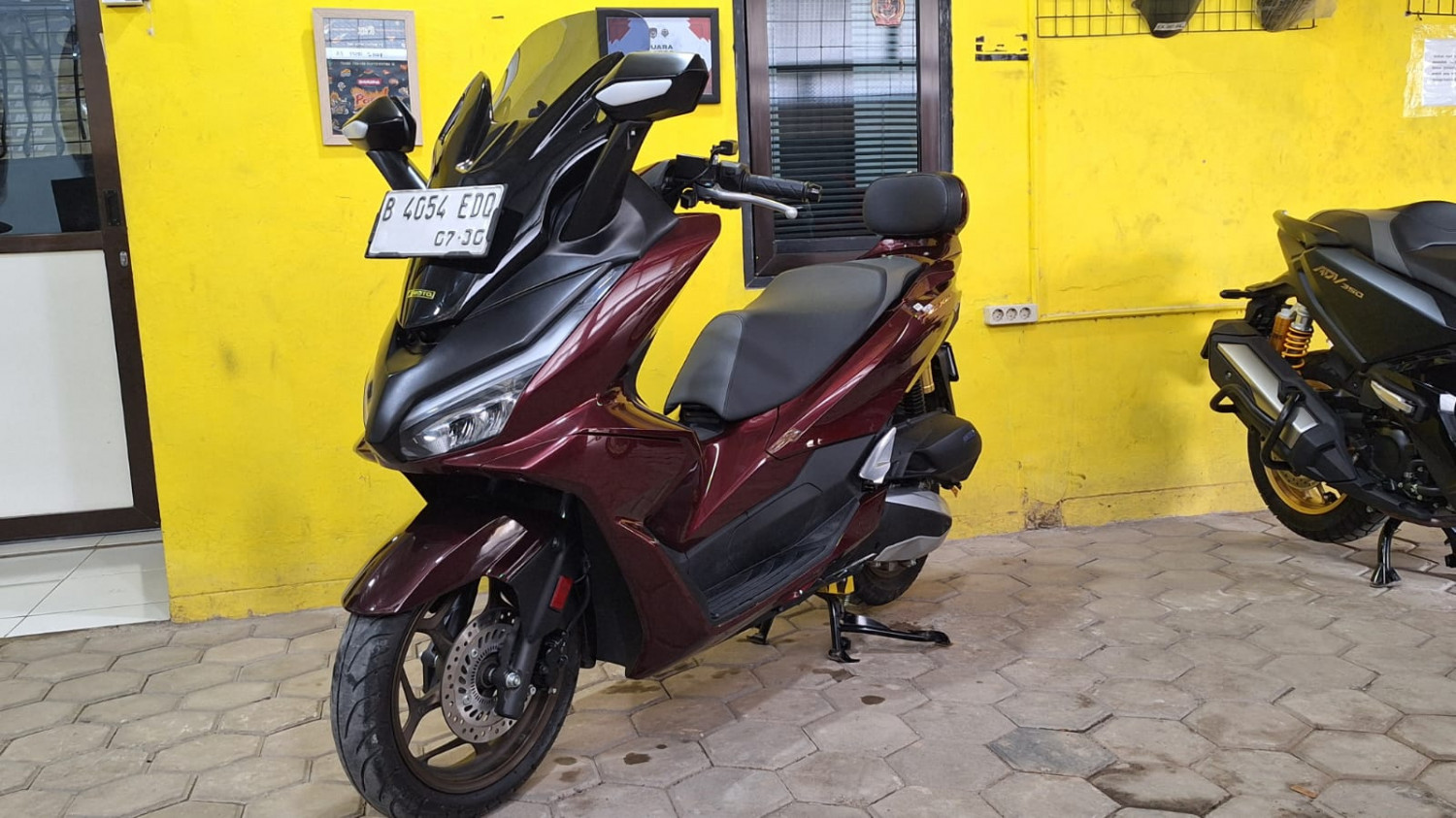 Cuma Tambah Ini Tampilan Honda PCX 160 RoadSync Jadi Mirip Forza