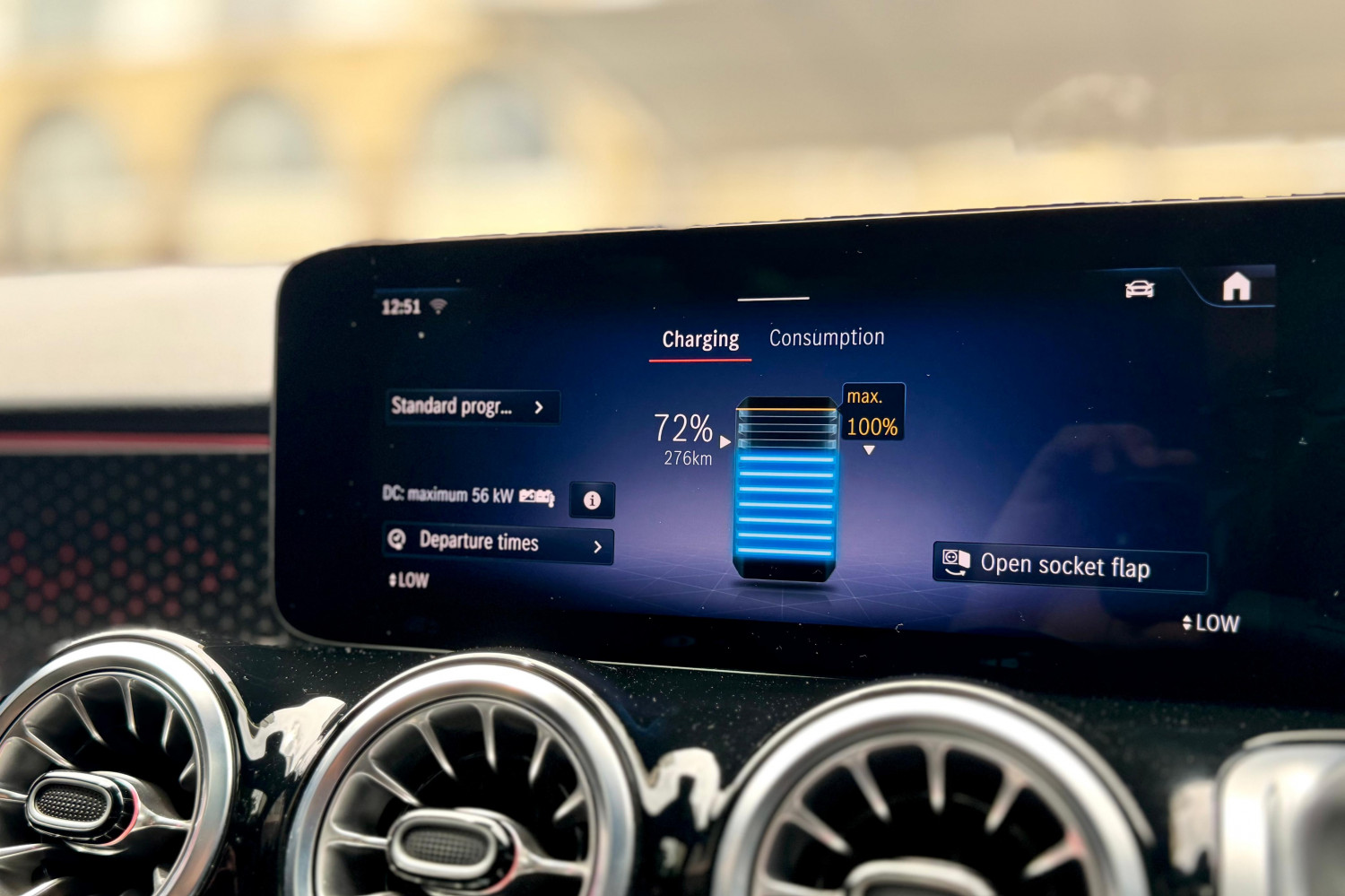 Punya Soket CCS2, Secepat Apa Ngecas Baterai Mercedes-Benz EQB 250+?