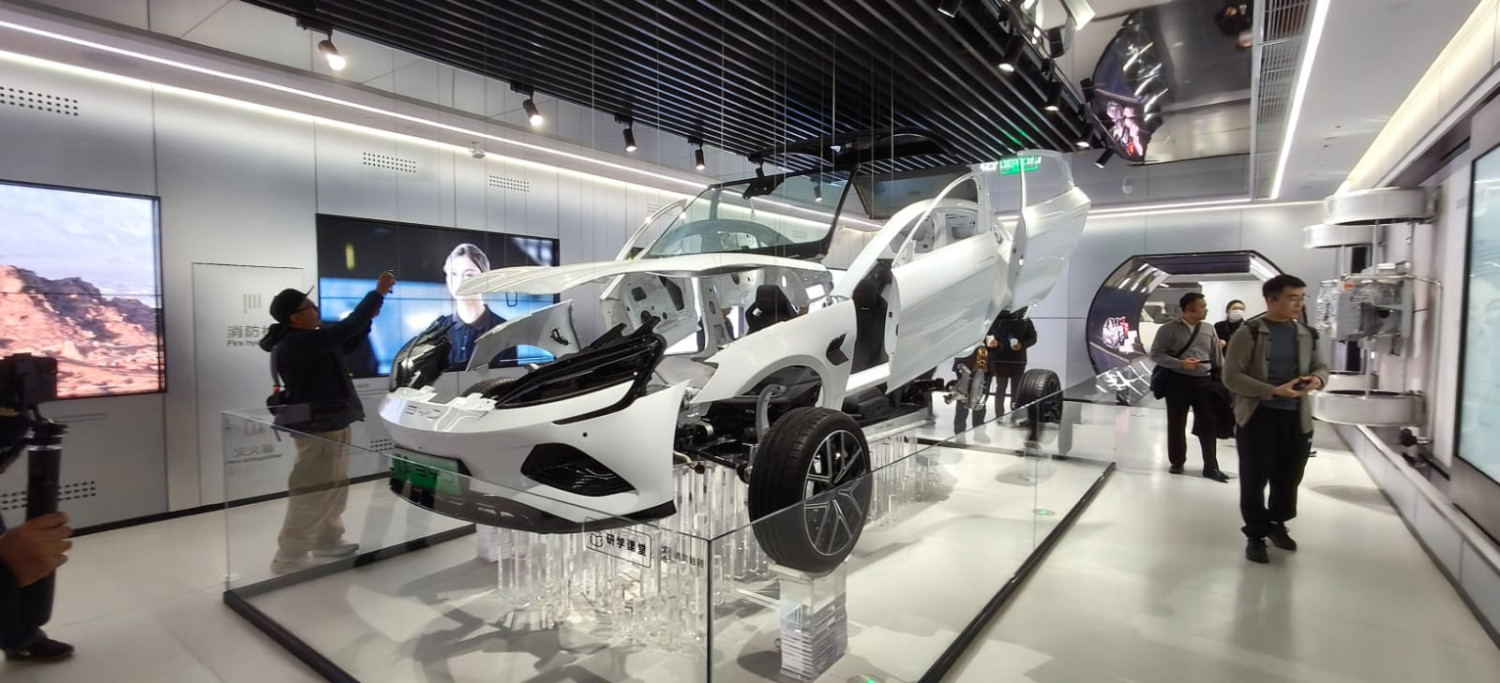 Dispenser Bensin Usang Di Balik Display Kecanggihan BYD Di-Space