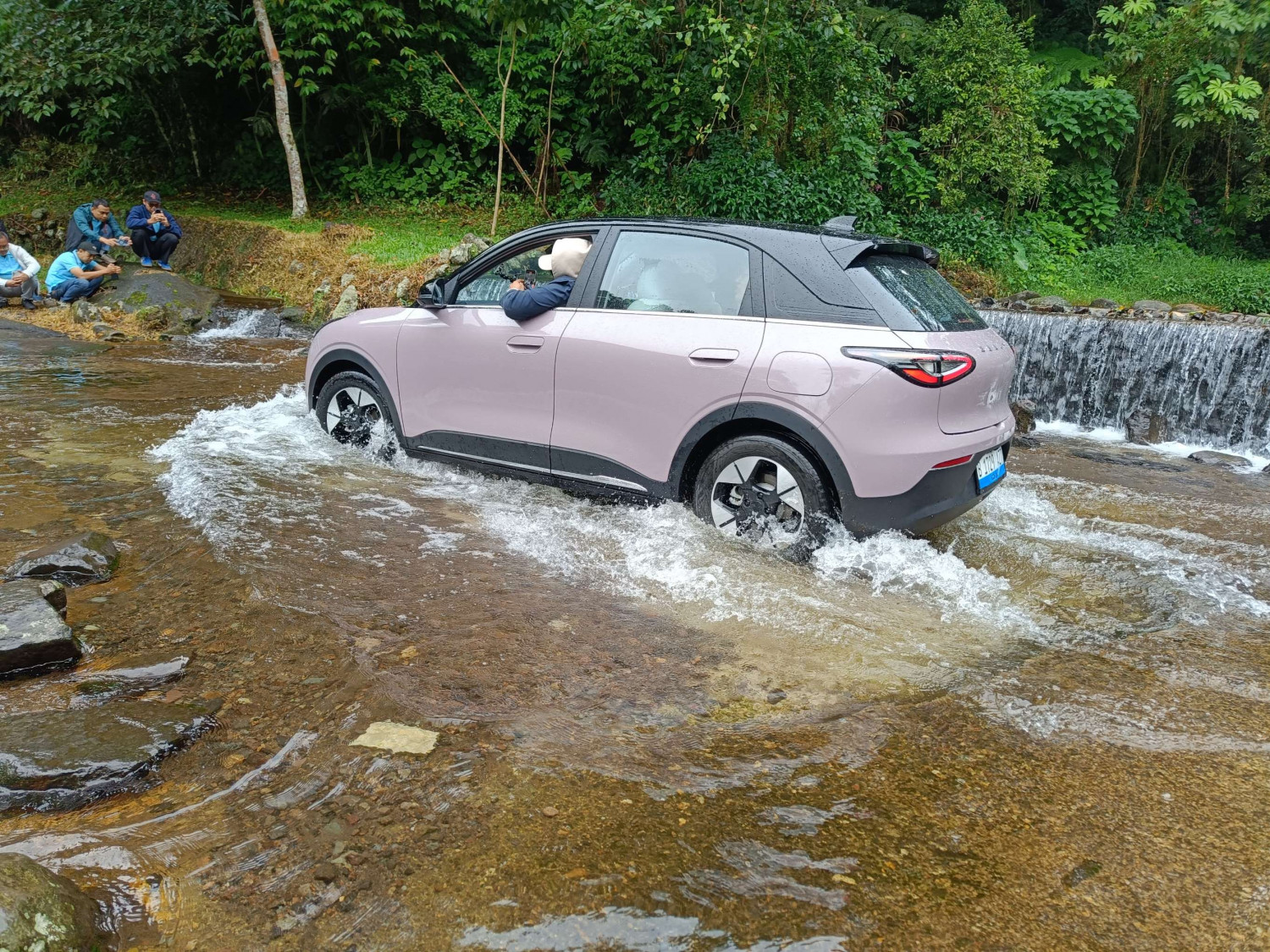 Biar Tidak Rusak Parah, Jangan Lakukan Ini Jika Mobil Listrik Terrndam Banjir