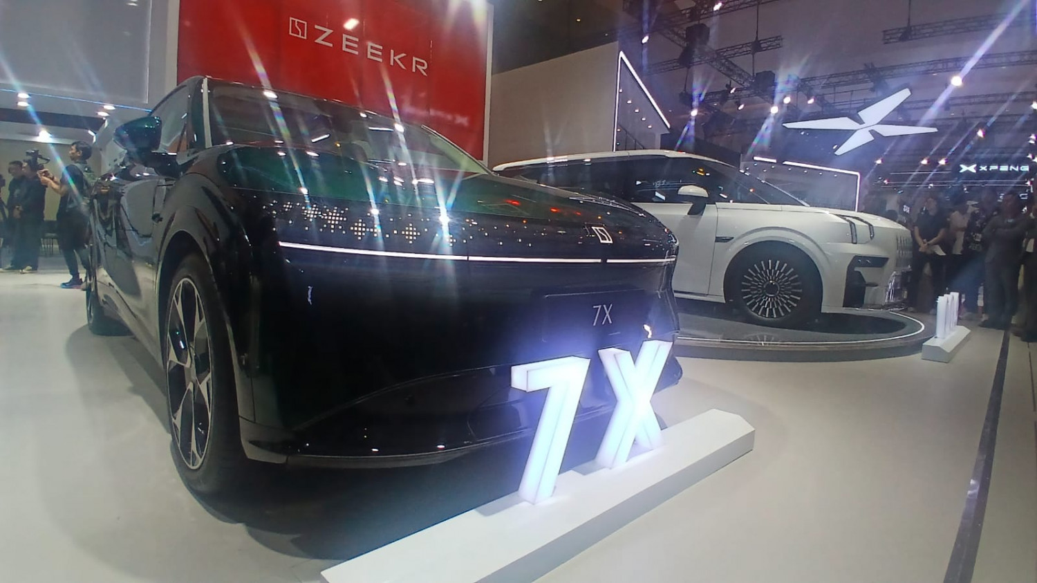Zeekr 009 dan 7X Resmi Meluncur di IIMS 2026, Segini Estimasi Harganya