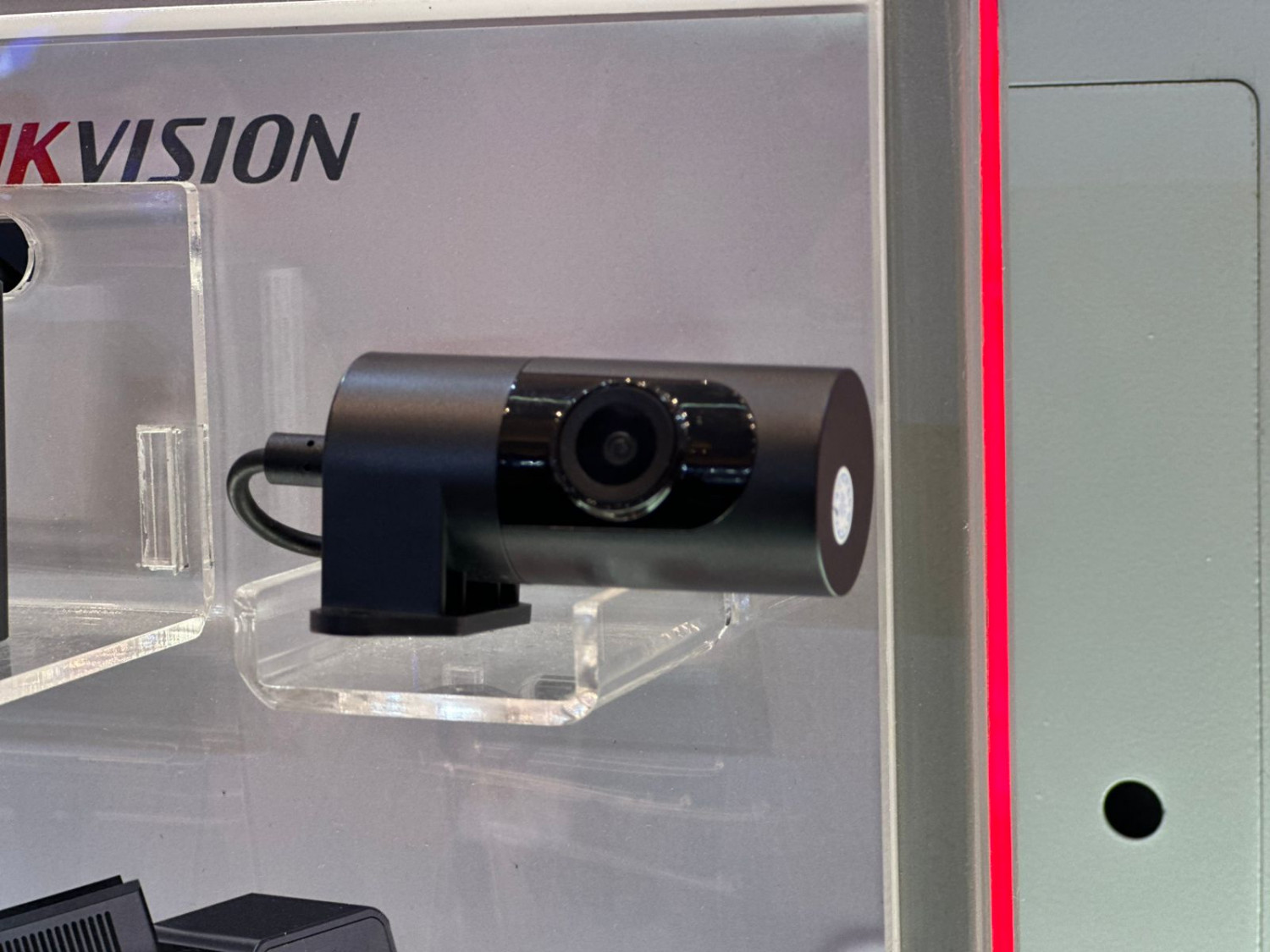 Dashcam HIKVision V300 Launching di IIMS 2026, Punya 3 Kamera, 4G dan GPS Tracker