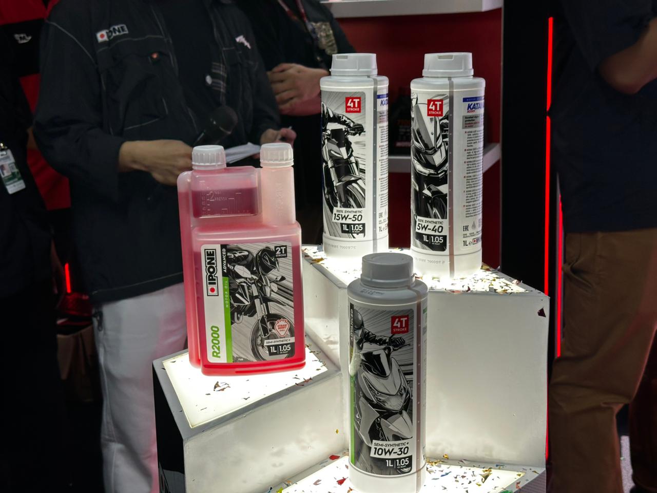 Oli IPONE Teknologi PAO &amp; Ester Kini Hadir untuk Motor Sport dan Matic di IIMS 2026