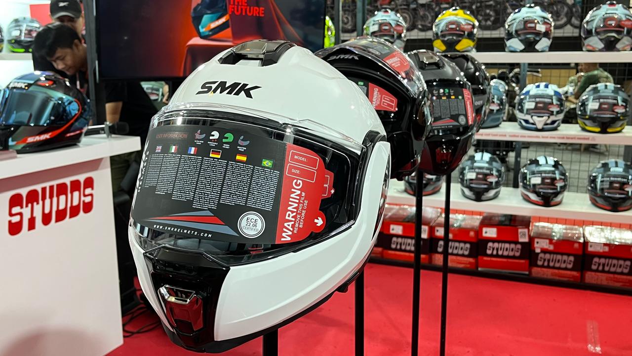 SMK dan STUDDS Luncurkan Helm Baru di IIMS 2026, Ini Harganya
