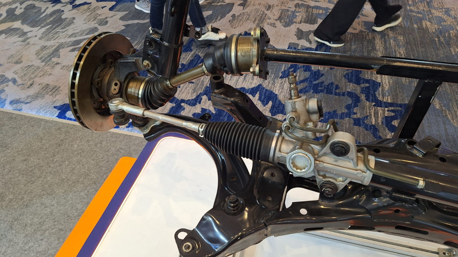 Sering Dilakukan Perempuan, Ternyata Putar Setir Seperti Ini Bikin Kaki Mobil Cepat Rusak