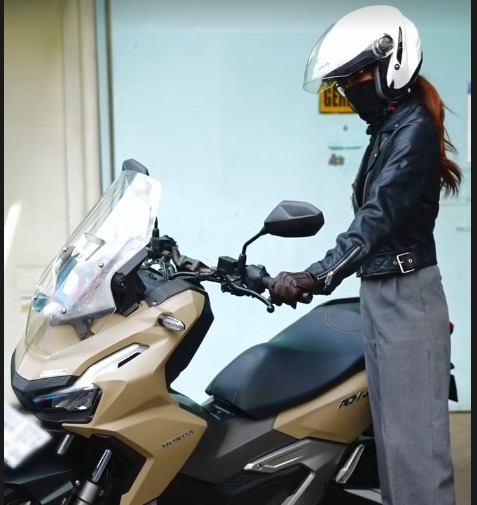 Begini Cara Gampang Gunakan Standar Tengah Motor Untuk Perempuan