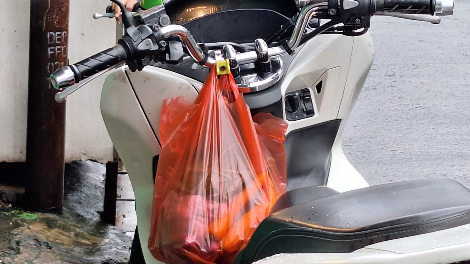 Awas Sis! Gantung Barang di Setang Motor Ternyata Mengundang Bahaya