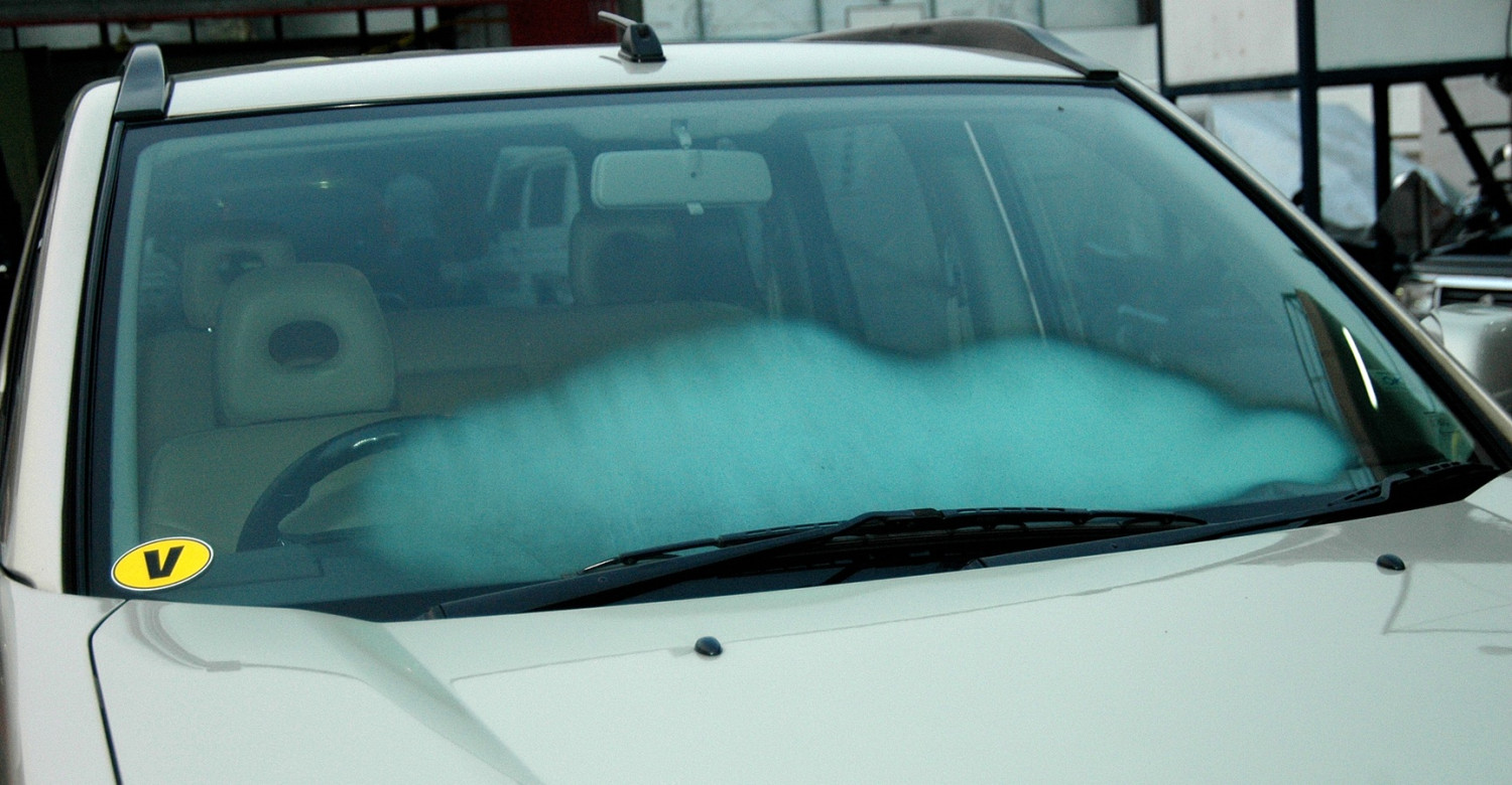 Ternyata Hal Ini yang Bikin Kaca Mobil Kamu Berembun Saat Hujan