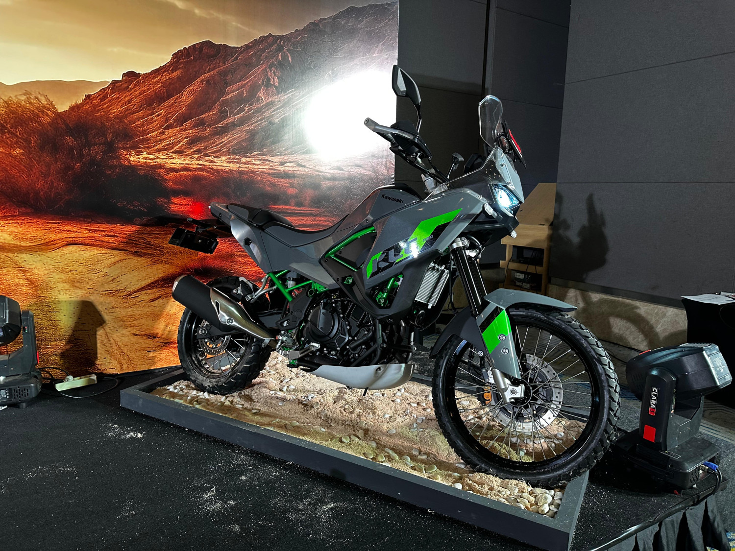 Lebih Mahal Rp 7 Juta, Ini Perbedaan Kawasaki KLE500 Standard dan SE