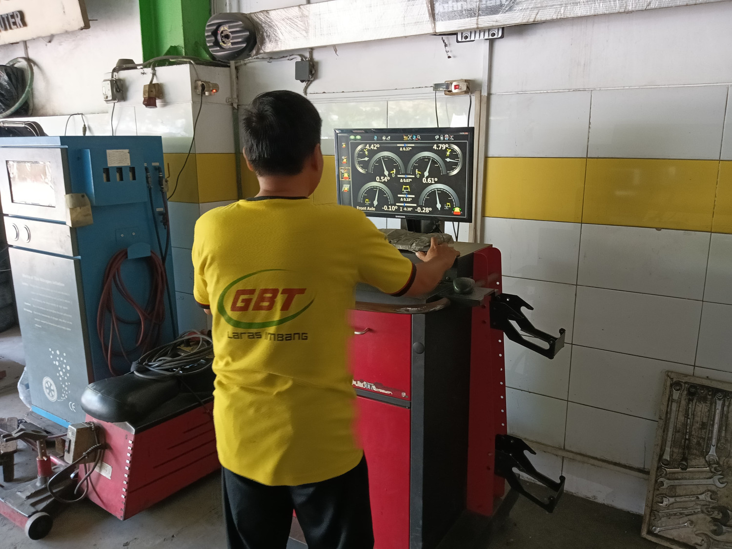 Setir Mobil Nggak Lurus? Mungkin Butuh Spooring, Ini Manfaatnya!