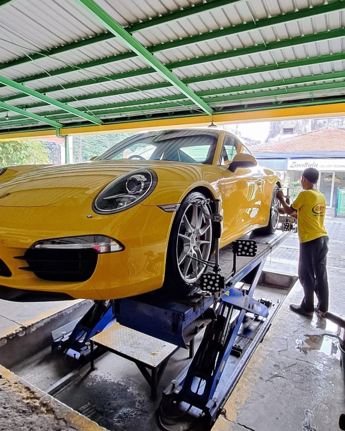 Setir Mobil Nggak Lurus? Mungkin Butuh Spooring, Ini Manfaatnya!