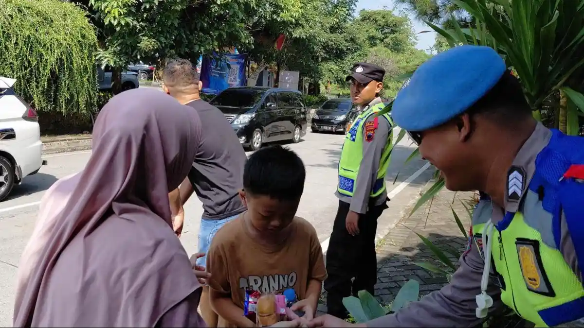 30 Menit Tegang di Rest Area KM 429 Tol Semarang-Solo, Ortu dan Anak Akhirnya Pelukan Erat