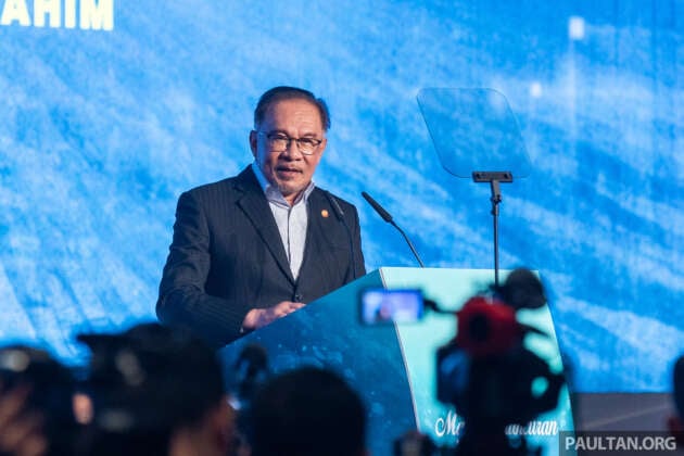 Gov’t won’t increase RON 95 price although cabinet discussed it, but foreigners to pay more – PM Anwar