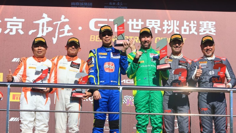 Setiawan Santoso berada di podium pertama