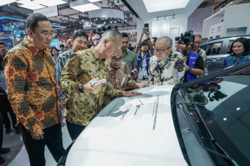 Agus Gumiwang Tandatangani STARGAZER Cartenz X, Wujud Apresiasi Upaya Hyundai Dorong Produksi Lokal
