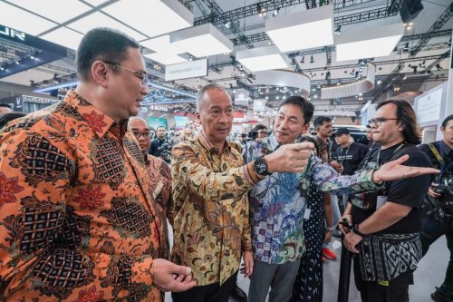 Agus Gumiwang Tandatangani STARGAZER Cartenz X, Wujud Apresiasi Upaya Hyundai Dorong Produksi Lokal