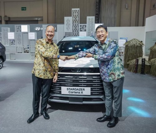 Agus Gumiwang Tandatangani STARGAZER Cartenz X, Wujud Apresiasi Upaya Hyundai Dorong Produksi Lokal