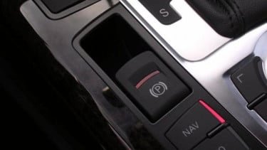 Ini yang Terjadi Saat Rem Tangan Elektronik Diaktifkan di Jalan Tol