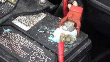 Cara Sederhana Memperpanjang Usia Pakai Aki Mobil