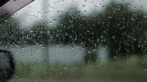 Begini Cara Mudah Hilangkan Embun di Kaca Mobil