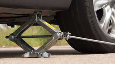 Jangan Sembarangan! Ini Arti dan Pentingnya Aturan Saat Menggunakan Dongkrak Mobil