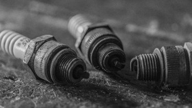 Mitos atau Fakta: Busi Racing Bikin Konsumsi BBM Irit